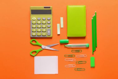 Okul kırtasiye renk arka plan üzerinde hesap makinesiyle kümesi