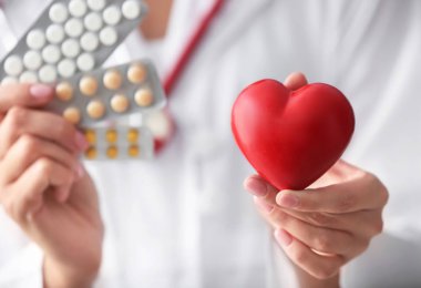 Kırmızı kalp ve hap, closeup kardiyolog