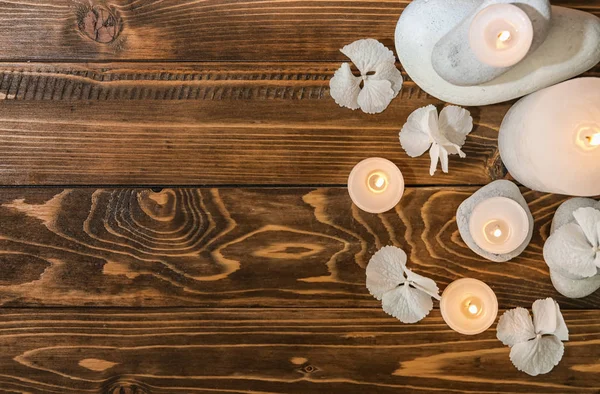 Velas Ardientes Con Flores Hortensias Piedras Sobre Mesa Madera — Foto de Stock