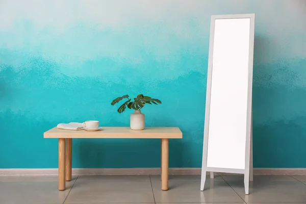 Big Mirror Table Color Wall Room — Stock Photo, Image