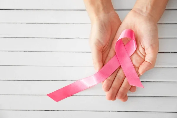 Mujer Sosteniendo Cinta Rosa Sobre Fondo Madera Blanca Concepto Cáncer — Foto de Stock