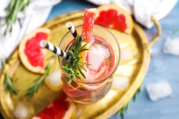 Färsk Grapefrukt Cocktail Med Rosmarin Glas Metall Bricka Närbild — Stockfoto