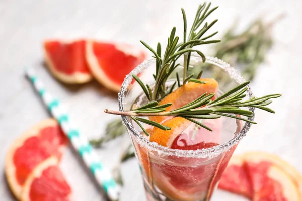 Färsk Grapefrukt Cocktail Med Rosmarin Glas Bordet Närbild — Stockfoto