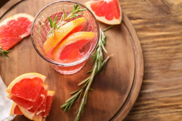 Čerstvé Grapefruity Koktejl Rosemary Skle Dřevěné Desce — Stock fotografie