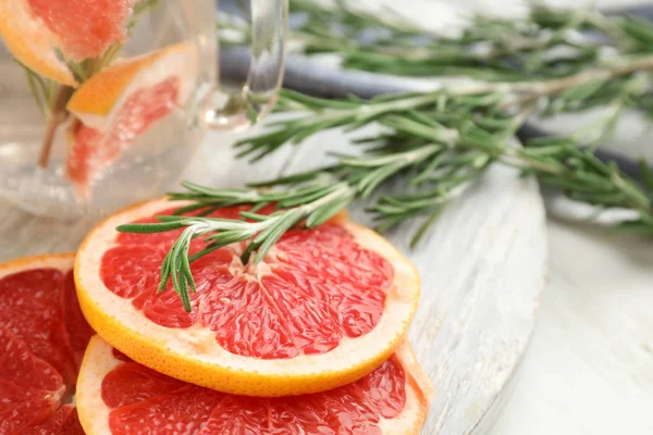 Plátky Grapefruitu Rozmarýnem Palubě — Stock fotografie