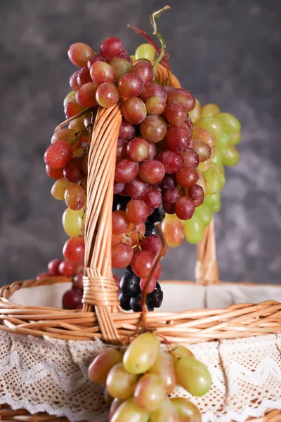 Wicker Basket Fresh Ripe Grapes Grey Background Closeup — Stock Photo, Image