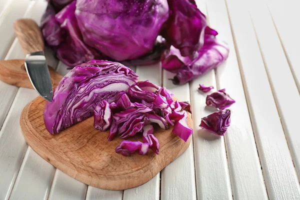 Board Chopped Red Cabbage White Wooden Table — Stock Photo, Image