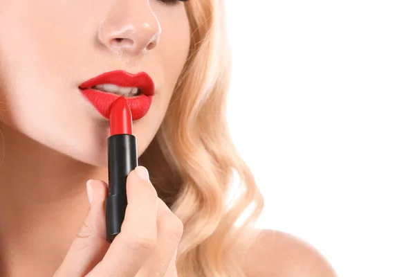 クローズ アップ 白地に赤い口紅を適用する美しい若い女性 — ストック写真