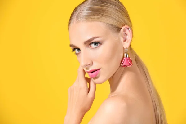 Mooie Jonge Vrouw Met Helder Roze Lippenstift Kleur Achtergrond — Stockfoto