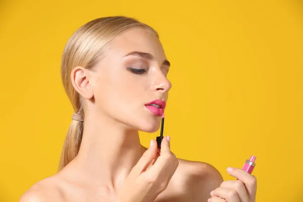 Mooie Jonge Vrouw Helder Roze Lippenstift Toe Passen Kleur Achtergrond — Stockfoto