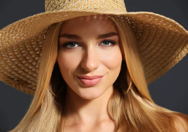 Mulher Bonita Com Batom Rosa Chapéu Fundo Escuro — Fotografia de Stock