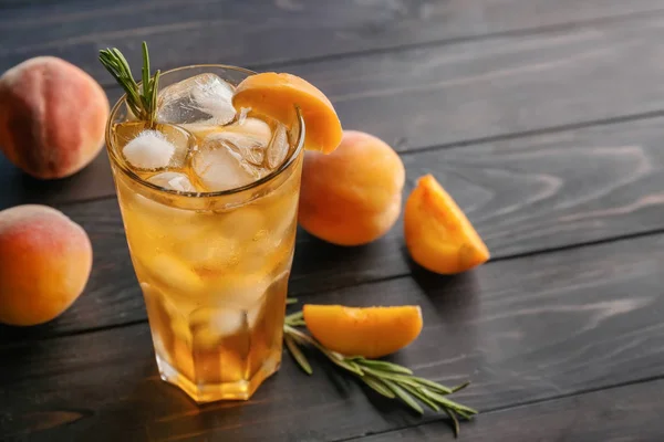 Peach Cocktail Glas Houten Tafel — Stockfoto