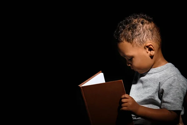 Afroamerikansk Pojke Läser Bok Mörk Bakgrund — Stockfoto