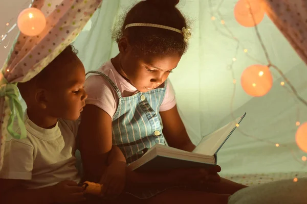 Pequeños Niños Afroamericanos Leyendo Cuentos Hora Dormir Una Casucha — Foto de Stock