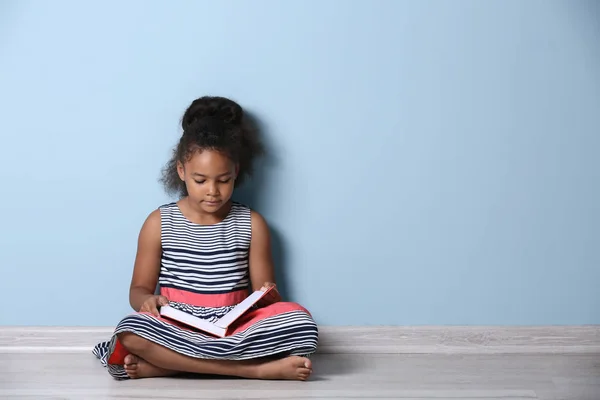 Niña Afroamericana Leyendo Libro Cerca Pared Color — Foto de Stock