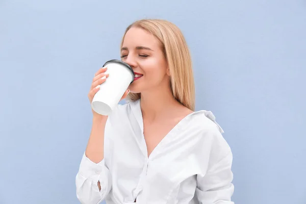 Vacker Ung Kvinna Med Kopp Kaffe Nära Färg Vägg — Stockfoto