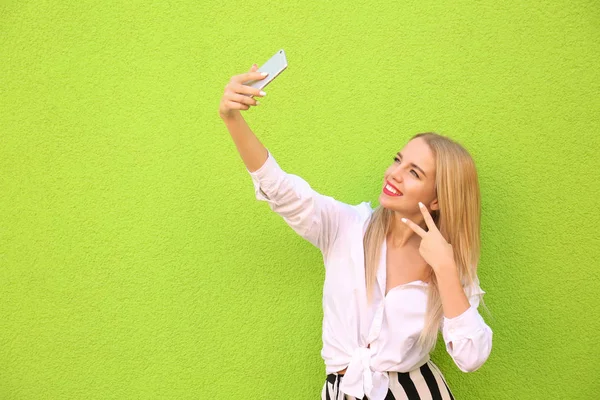 Hermosa Mujer Joven Tomando Selfie Cerca Pared Color — Foto de Stock