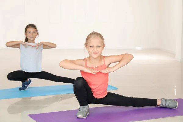 Bambine Che Praticano Yoga Chiuso — Foto Stock