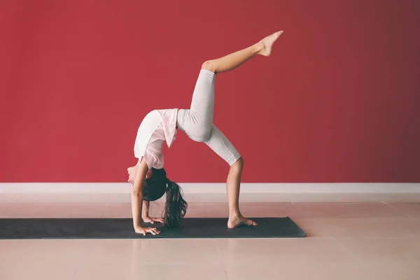 Niña Practicando Yoga Interiores —  Fotos de Stock