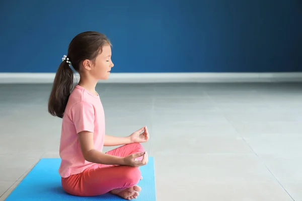 Niña Practicando Yoga Interiores — Foto de Stock