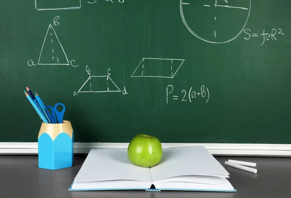 Briefpapier Met Appel Schoolbord Tafel — Stockfoto