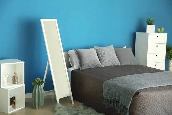 Intérieur Chambre Élégante Avec Miroir Près Mur Couleur — Photo