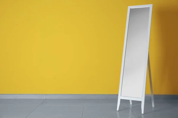 Large Mirror Color Wall — Stock Photo, Image