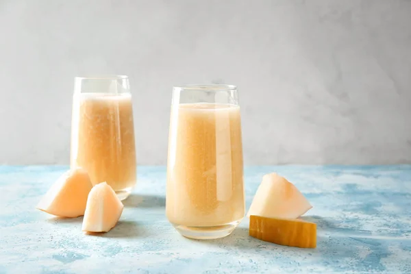 Gläser Mit Leckerem Melonen Smoothie Auf Hellem Tisch — Stockfoto