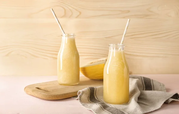 Botellas Con Delicioso Batido Melón Sobre Mesa Sobre Fondo Madera —  Fotos de Stock