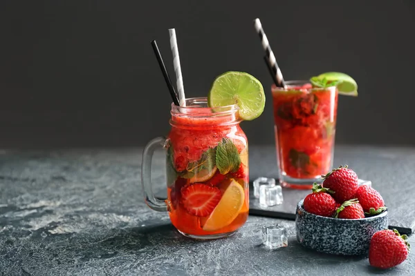 Słój Świeżych Truskawek Mojito Stół Szary — Zdjęcie stockowe