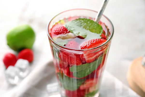 Glass Fresh Strawberry Mojito Table Closeup — Stock Photo, Image
