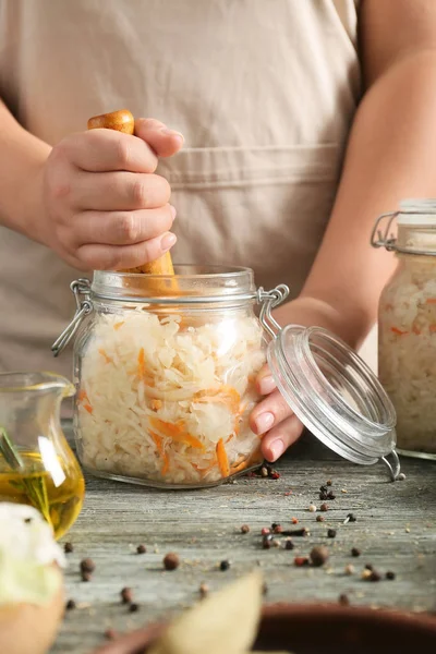 Mujer Apisonando Chucrut Casero Con Pestle Frasco Mesa — Foto de Stock