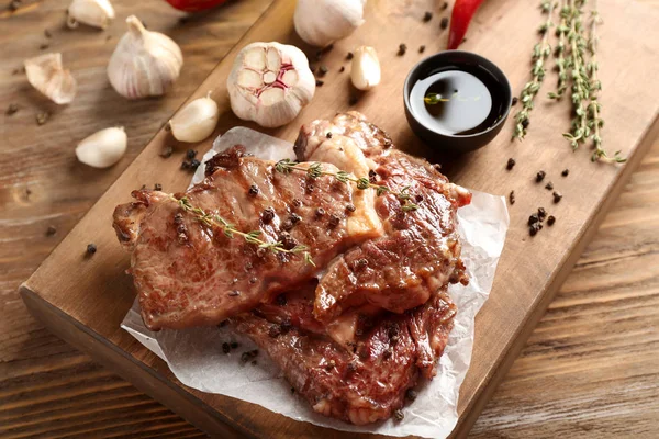 Leckere Steaks Vom Grill Mit Gewürzen Auf Holzbrett — Stockfoto