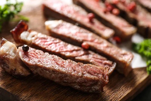 Gegrilltes Steak Auf Holzbrett Geschnitten Nahaufnahme — Stockfoto