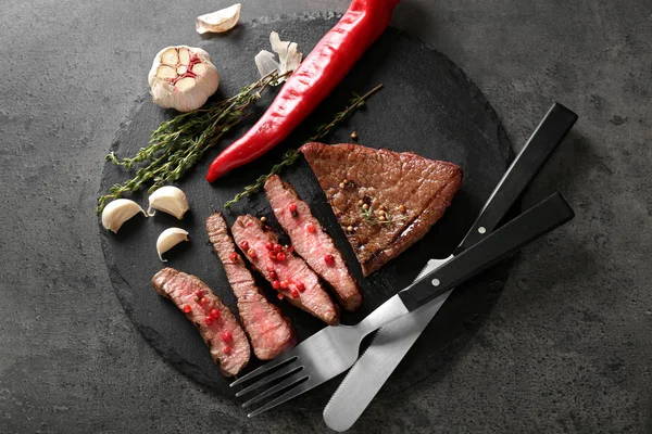 Couper Steak Grillé Avec Des Épices Sur Une Assiette Ardoise — Photo