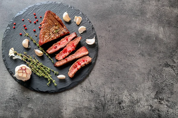 Slate Plate Cut Grilled Steak Grey Table — Stock Photo, Image