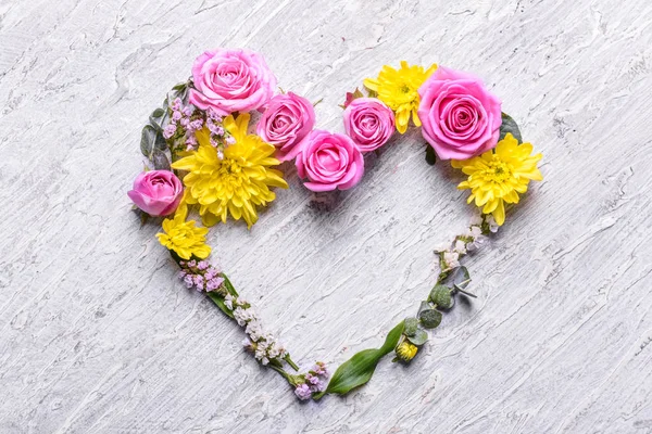 Серце Красивих Квітів Листя Світлому Фоні — стокове фото