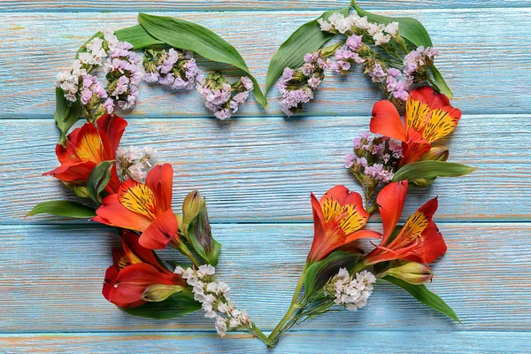 Cuore Fatto Bellissimi Fiori Foglie Sfondo Legno Colori — Foto Stock