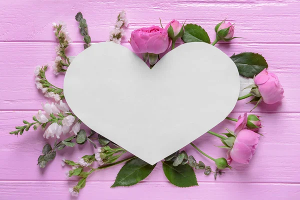 Hoja Papel Forma Corazón Con Hermosas Flores Sobre Fondo Madera — Foto de Stock