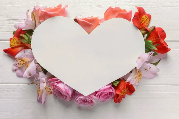 Hoja Papel Forma Corazón Con Hermosas Flores Sobre Fondo Madera — Foto de Stock