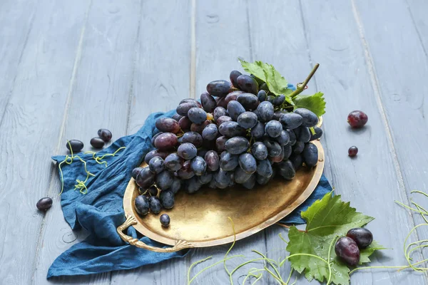 Tray Fresh Ripe Grapes Wooden Table — Stock Photo, Image