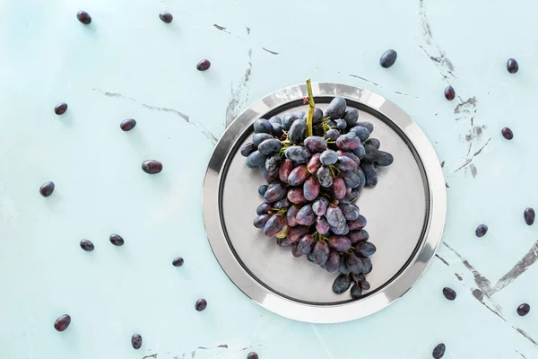 Plate Fresh Ripe Grapes Light Table — Stock Photo, Image