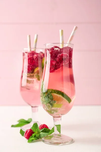 Szklanki Świeżych Malin Mojito Stół — Zdjęcie stockowe