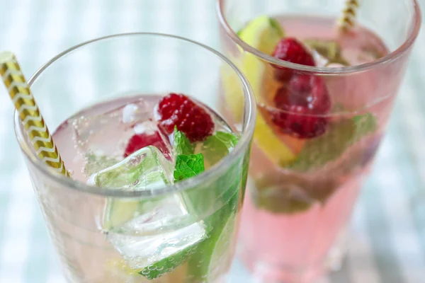 Gläser Mit Frischem Himbeermojito Auf Dem Tisch Nahaufnahme — Stockfoto