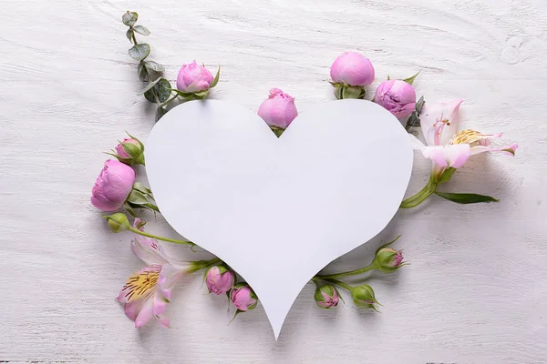 Hoja Papel Forma Corazón Con Hermosas Flores Sobre Fondo Madera — Foto de Stock