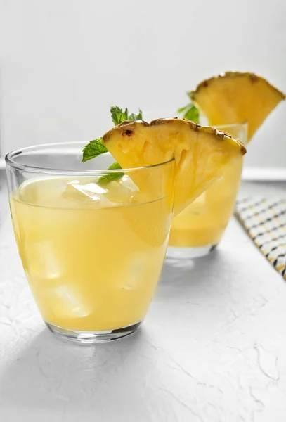 Briller Velsmagende Ananas Cocktail Hvidt Bord - Stock-foto