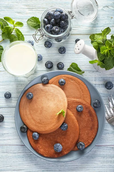 Piring Dengan Pancake Coklat Lezat Blueberry Dan Segelas Susu Atas — Stok Foto