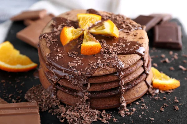 Panquecas Chocolate Saborosas Com Molho Doce Laranja Prato Ardósia — Fotografia de Stock