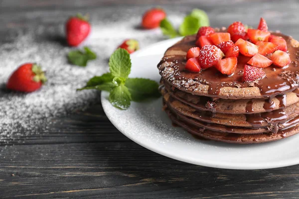 Panquecas Chocolate Saborosas Com Molho Doce Morango Cortado Prato — Fotografia de Stock