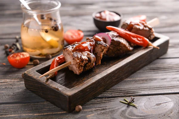 Placa Com Delicioso Prato Carne Shish Mesa Madeira — Fotografia de Stock
